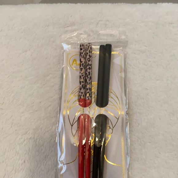 1 LEFT!!!🆕Set of 2: Wooden Hair Sticks Leopard Print Rd/Bk - Picture 2 of 3